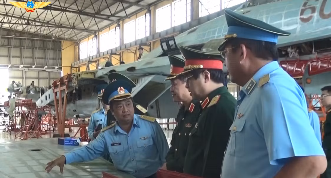 Thông tin trên được báo Phòng không – Không quân đăng tải, trong chuyến kiểm tra và làm việc của Đoàn công tác Bộ Quốc phòng do Thượng tướng Bế Xuân Trường - Thứ trưởng Bộ Quốc phòng làm trưởng đoàn tại Nhà máy A32 vào đầu tháng 3 vừa qua. Cùng đi còn có Thiếu tướng Bùi Anh Chung - Phó Tư lệnh Quân chủng Phòng không-Không quân (PK-KQ) và cơ quan chức năng Quân chủng. Nguồn ảnh: PK-KQ.