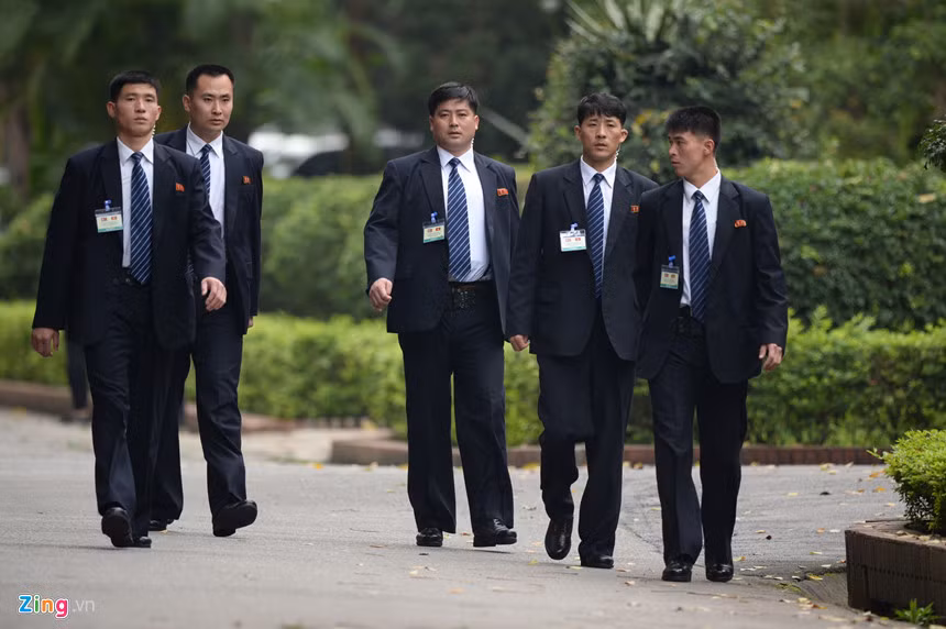 Ngày 1/3, khi ông Kim đến Phủ Chủ tịch để tham dự lễ đón và hội đàm với Tổng bí thư, Chủ tịch nước Nguyễn Phú Trọng, đội cận vệ này cũng có mặt bên cạnh.