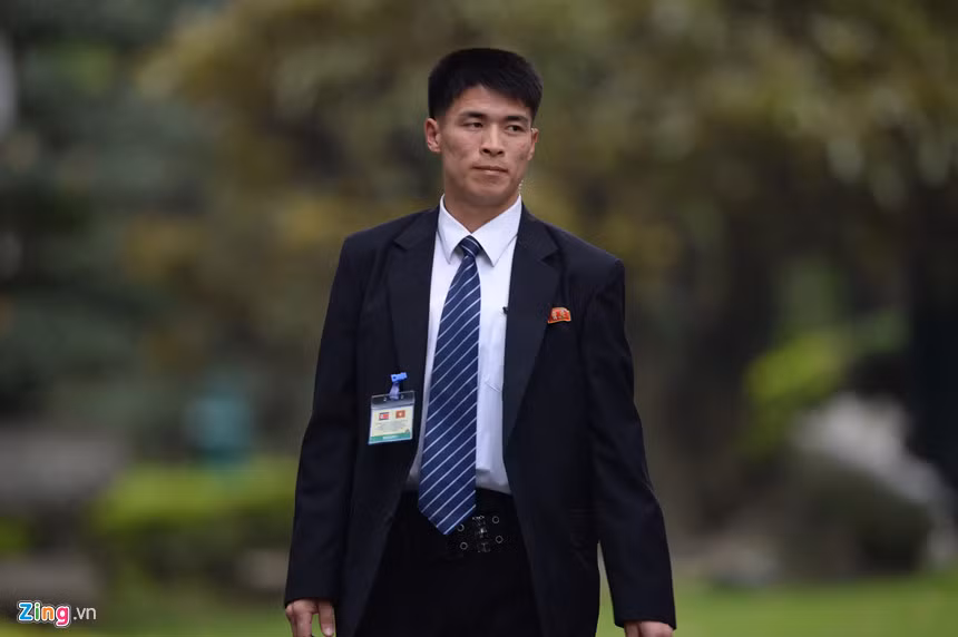Khi xe của ông Kim Jong-un di chuyển với tốc độ chậm, dàn vệ sĩ tạo thành vòng tròn bảo vệ 360 độ bao quanh nhà lãnh đạo để đảm bảo rằng những người đến gần và địa điểm xung quanh đều nằm trong tầm quan sát.