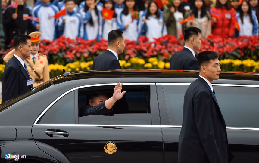 Dù vậy, đội cận vệ đảm bảo an toàn cho Chủ tịch Kim Jong-un chủ yếu bằng kĩ năng quan sát xung quanh và những người đến gần, sử dụng tay và cơ thể để vô hiệu hóa bất kỳ mối đe dọa nào có thể xảy ra.