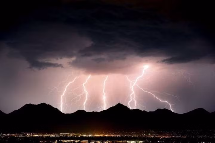 Những tia chớp xé toạc bầu trời trên núi McDowell ở Scottsdale, Arizona.