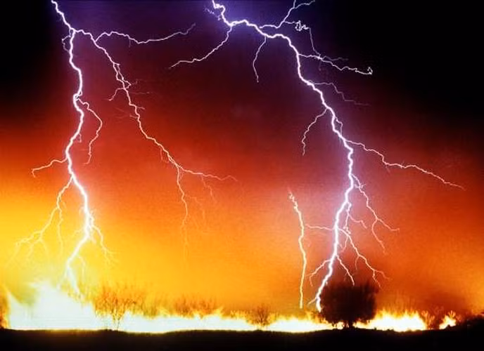 Những tia chớp "giận dữ" giáng xuống đám cháy rừng ở Khu bảo tồn Gila, Arizona.