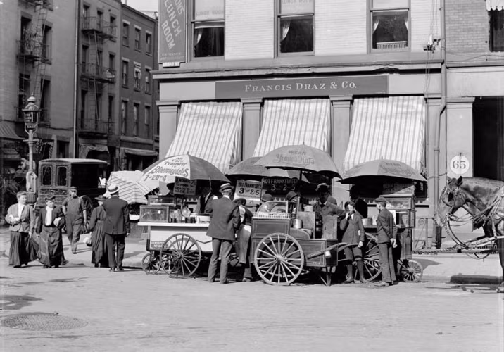 Những cửa hàng ăn trưa di động trên đường phố New York năm 1904.