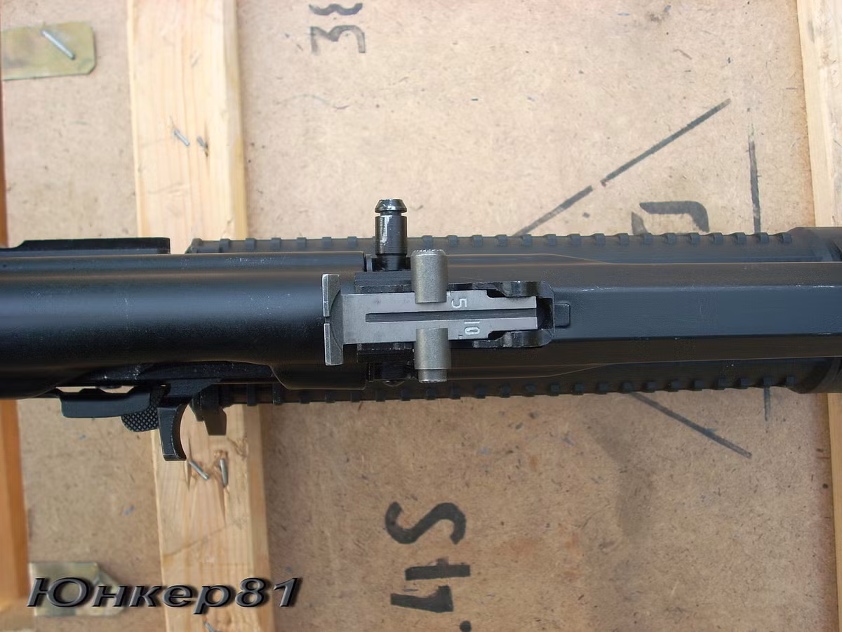 Súng tiểu liên PP-19 cũng sử dụng thước ngắm cơ khí tương tự như các mẫu AK nhưng khả năng tinh chỉnh khác đi do tầm bắn ngắn hơn, chỉ còn các mức 50m,100 m,150m và 200m. Tốc độ bắn của loại tiểu liên này vào khoảng 750 viên mỗi phút, nghĩa là tương đương với tốc độ bắn của khẩu AK-47.