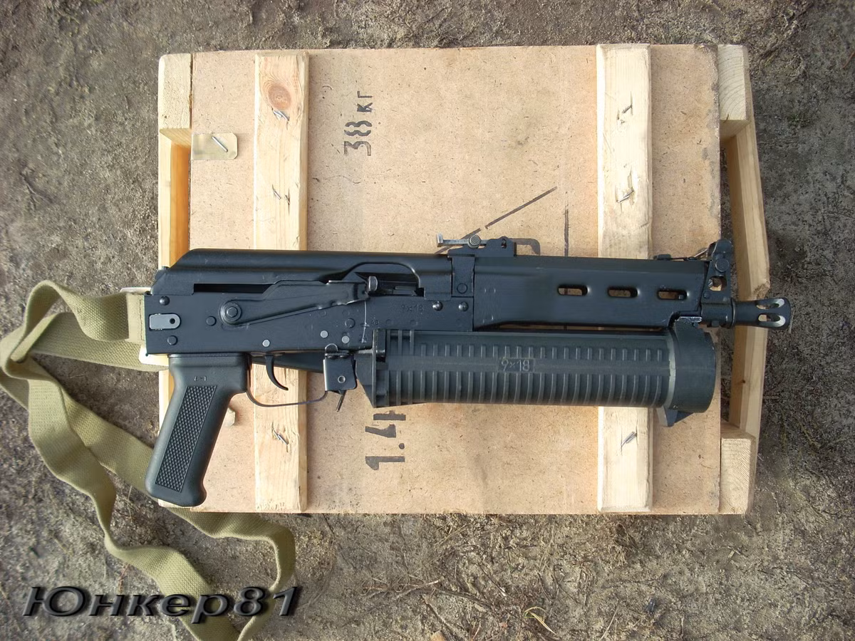 Một trong những ưu điểm lớn của PP-19 là việc nó được trang bị một hộp tiếp cỡ lớn (hình tròn) với cơ số đạn có thể mang theo lên tới 64 viên và sử dụng đạn tiêu chuẩn 9x18mm. Trong khi đó con số này ở Micro UZI chỉ có thể là 32 viên với băng đạn thẳng.
