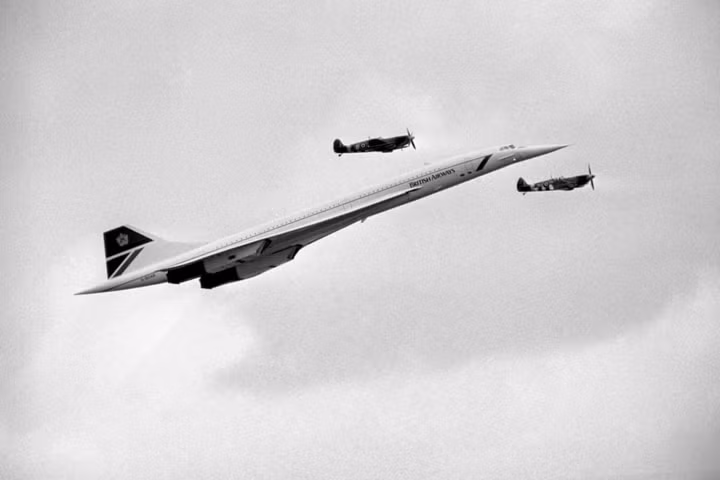 Chiếc Concorde của Hãng hàng không Anh bay cùng 2 chiếc Spitfire trong triển lãm hàng không Bigin Hill năm 1986.