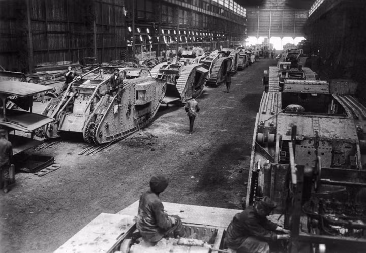 Một nhà máy sửa chữa xe tăng của Đức trong Thế chiến thứ nhất năm 1916.