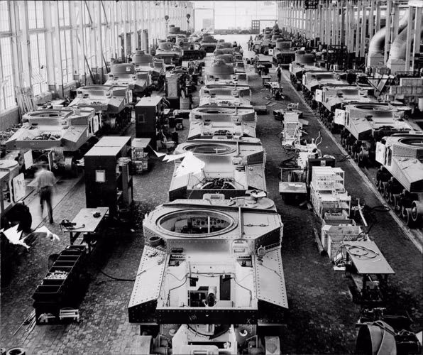 Nhà máy lắp ráp tự động Chrysler ở Detroit, bang Michigan, Mỹ sản xuất những chiếc xe tăng năm 1942.