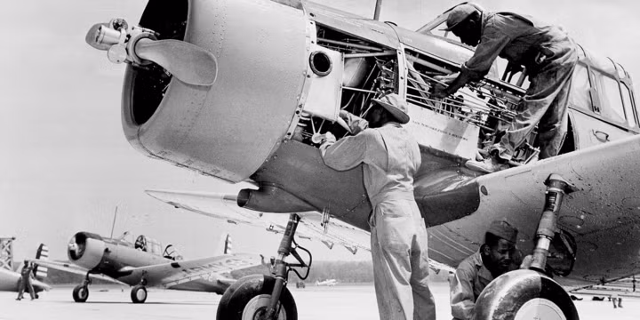 Các học viên được đào tạo tại Tuskegee bao gồm phi công, hoa tiêu, kỹ thuật viên và hậu cần phục vụ các chủng loại máy bay tiêm kích, ném bom trong Không lực Mỹ. Trong đó có phi đội ném bom 477 được huấn luyện với máy bay ném bom B-25 Mitchell, nhưng phi đội này chưa từng tham chiến. (Ảnh: Business Insider)