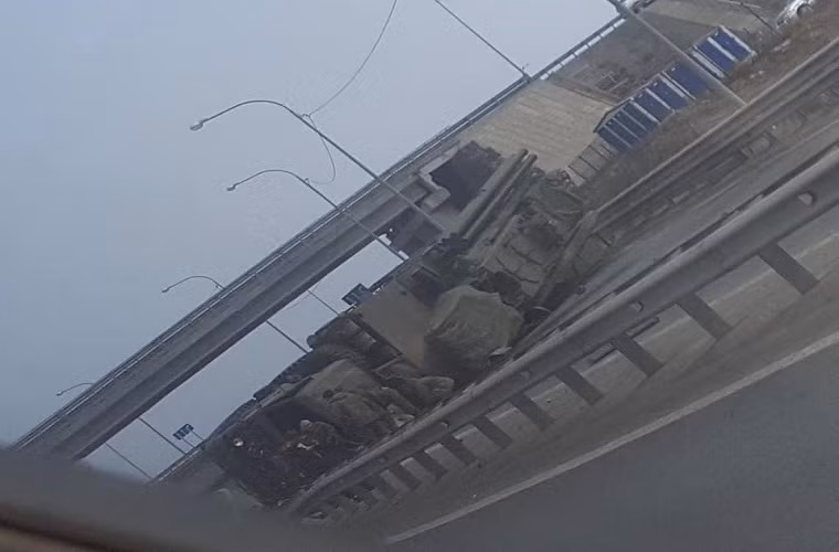Nhiều nhân chứng ở hiện trường cho biết, nhiều khả năng kíp lái của Pantsir-S1 đã chạy quá nhanh khi vào một khúc cua gấp khiến cả xe lật nhào. Vụ tai nạn cũng đã làm hai binh sĩ Nga bị thương nhưng không quá nghiêm trọng. Nguồn ảnh: Military Armed Forces.