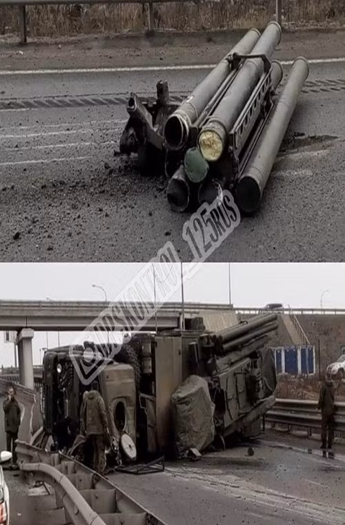Tuy nhiên, về phần tổ hợp Pantsir-S1 thì lại hoàn toàn ngược lại khi nó bị hư hỏng khá nặng, từ những hình ảnh chụp tại hiện trường cho thấy cabin của kíp lái bị biến dạng hoàn toàn, trong khi đó tổ hợp vũ khí trên xe cũng chịu thiệt hại nặng nhất. Nguồn ảnh: Military Armed Forces.