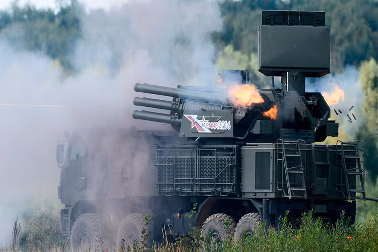 Tổ hợp tên lửa – pháo phòng không Pantsir-S1 hiện là một trong những tổ hợp phòng không tầm thấp hiện địa nhất của Quân đội Nga, được truyền thông quốc tế biết đến khá nhiều qua các chiến tích của nó tại chiến trường Syria. Nguồn ảnh: Russia Beyond.