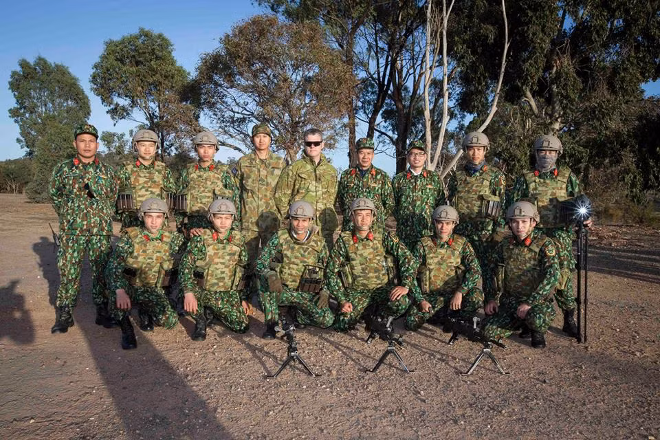 Ngoài vũ khí gồm súng trường tấn công FN FNC và súng máy FN MAG tự mang theo, các xạ thủ Việt Nam còn được trang bị mũ và áo giáp chống đạn của nước chủ nhà Australia. Nguồn ảnh: AASAM.