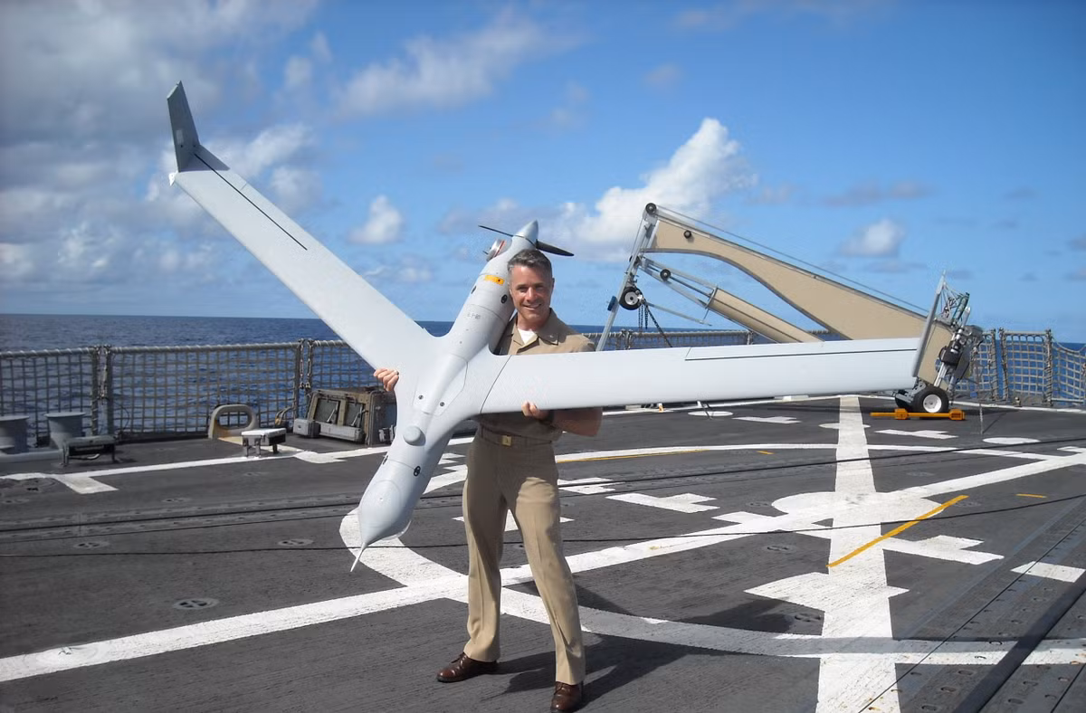 Với thiết kế giành cho nhiệm vụ trinh sát chiến thuật ScanEagle có kích thước khá nhỏ gọn, máy bay nặng tối đa chỉ 20kg; tải trọng 3,4kg; dài 1,4m, sải cánh 3,1m cho phép mang camera hồng ngoại hoặc khí tài trinh sát quang - điện tử. Nguồn ảnh: Wolf UAS