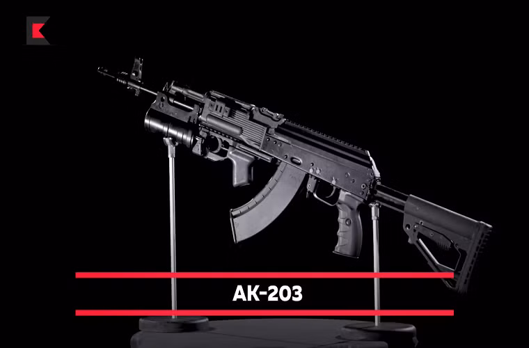 Về súng trường tấn công AK-203, nó được thiết kế dựa trên dòng súng trường seri AK-100, kế thừa nhiều đặc điểm của phiên bản AK-74 cũ. Mẫu súng AK-203 mang trên mình khá nhiều cải tiến so với các người tiền nhiệm nhằm hỗ trợ cho binh sĩ tốt hơn trên chiến trường và giúp nó phù hợp hơn trong môi trường chiến tranh hiện đại. Nguồn ảnh: Kalashnikov.
