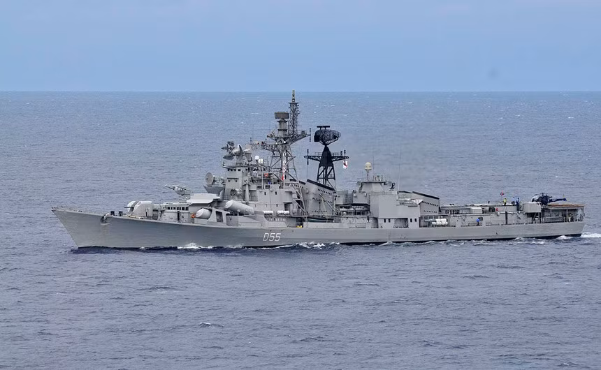 Tàu khu trục mang tên lửa điều khiển lớp Rajput với 5 tàu đang hoạt động. Nó là bản sửa đổi từ tàu khu trục lớp Kashin của Liên Xô. Vũ khí chính của tàu là 4 tên lửa chống hạm P-15 Termit. 3 trong số 5 tàu đã được nâng cấp và thay thế bằng tên lửa siêu thanh BrahMos, giúp nâng cao hiệu suất chiến đấu. Tàu có lượng choán nước 4.900 tấn.