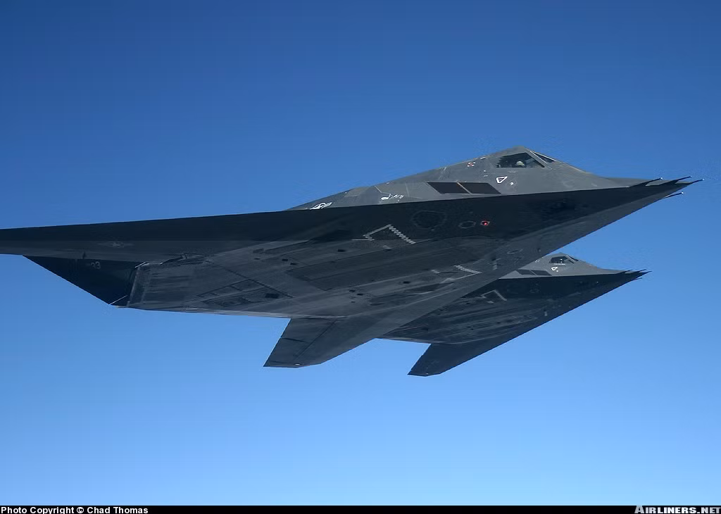 Sau đó F-117 còn được triển khai với nhiệm vụ ném bom thông minh trong Chiến tranh Vùng Vịnh lần thứ nhất năm 1991, Chiến tranh Kosovo năm 1999 và Chiến tranh Vùng Vịnh lần thứ hai năm 2003. Nguồn ảnh: Airliners.net.