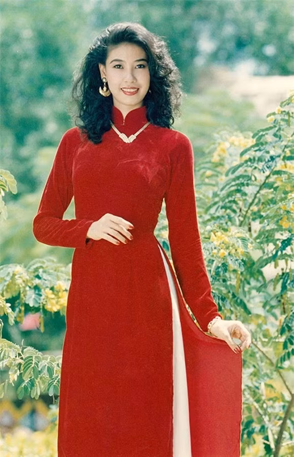 Choang voi gia the “sieu khung” cua Hoa hau tung phai ra hau toa vi chong-Hinh-3