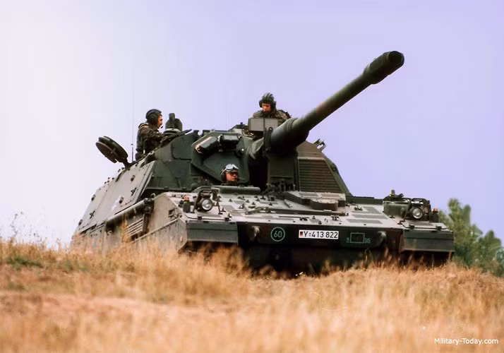 Trọng lượng của PzH-2000 là 55,8 tấn. Ảnh: military-today.