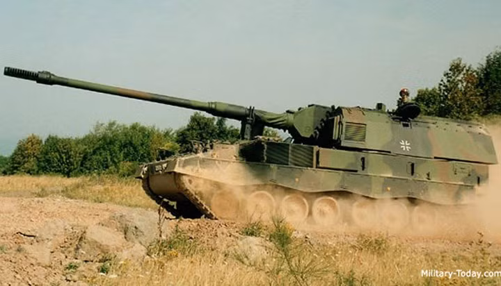 Pháo tự hành PzH-2000 được trang bị động cơ MTU MT881 Ka 500 công suất 1.000 mã lực. Ảnh: military-today.