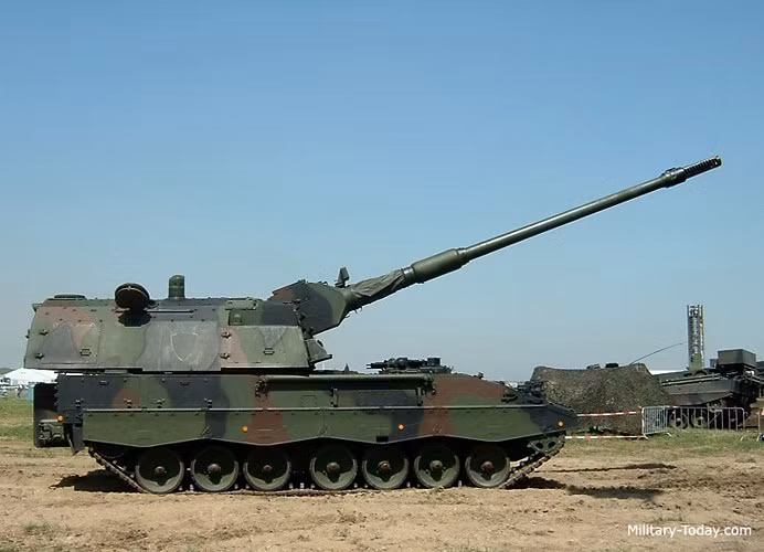 Pháo tự hành PzH-2000 được trang bị động cơ MTU MT881 Ka 500 công suất 1.000 mã lực. Ảnh: military-today.
