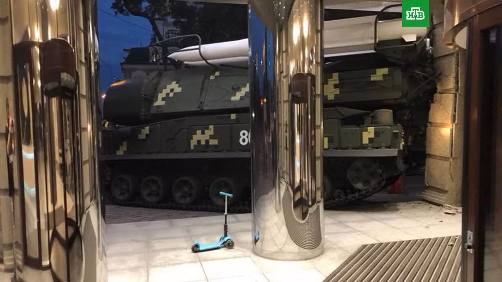 Buk-M1 Ukraine đâm vào trung tâm thương mại trong Ngày độc lập - Hình 3 Buk-M1 Ukraine dam vao trung tam thuong mai trong Ngay doc lap-Hinh-3