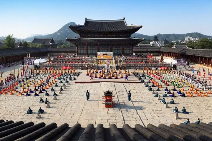 Đây là Cung điện Cảnh Phúc nằm ở Jongno-gu, Seoul. Các công việc trọng đại của quốc gia phong kiến xưa từng được tiến hành tại đây.