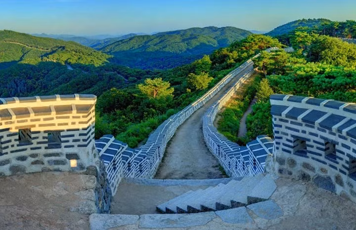 Pháo đài dài 12km này được xây cách đây 2 thiên niên kỷ. Nó nằm ở núi Hamhan, tỉnh Gyeonggi.
