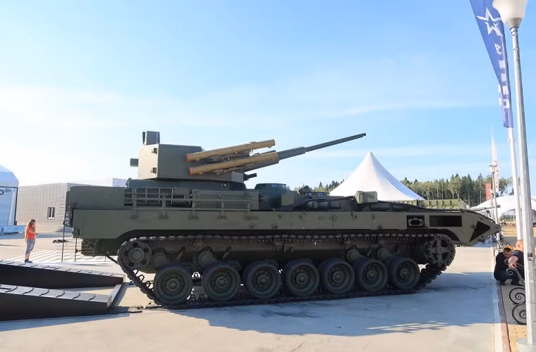 Từ đó chúng ta có thể tạm đưa ra được cấu hình vũ khí tổng thể của T-15 Armata mới như sau: một pháo tự động 57mm BM-57, 2-4 tên lửa chống tăng dẫn đường 9M120 Ataka-V và tất nhiên cũng không thể thiếu một súng máy đồng trục 7.62mm PKT. Nguồn ảnh: Bastion-Karpenko.