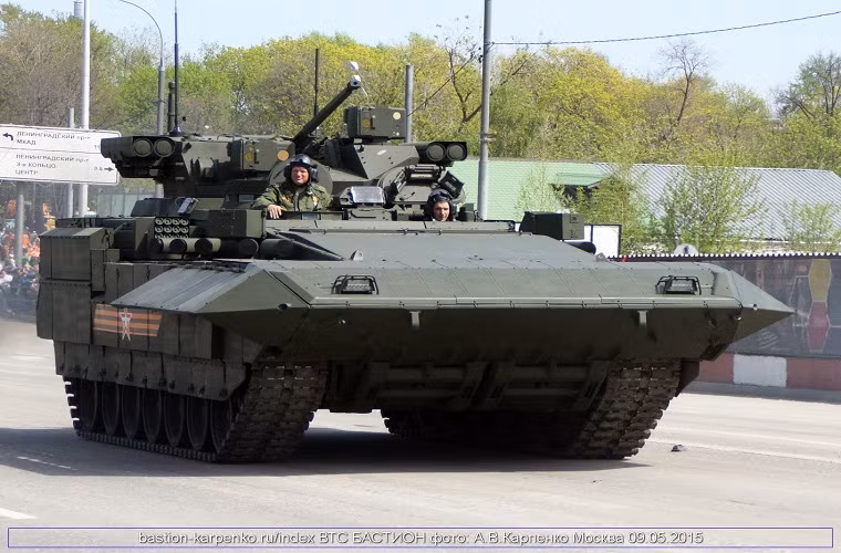 Tuy nhiên, việc tăng cỡ nòng pháo chính cho T-15 Armata cũng khiến cơ số đạn dược nó mang theo sẽ ít hơn, với pháo 57mm mẫu IFV này chỉ được trang bị từ khoảng 65-80 (tối đa 100 viên) viên trong khi đó tốc độ bắn của pháo BM-57 là 120 phát/phút. Nguồn ảnh: Bastion-Karpenko.
