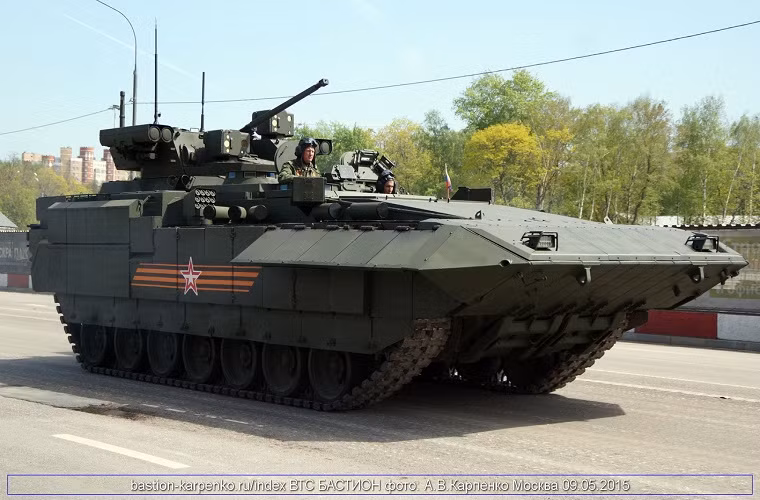 Dù vậy, với hệ thống vũ khí phòng vệ lẫn tấn công trên T-15 Armata vẫn khó lòng có thể thực hiện một cuộc tấn công trực diện vào xe tăng đối phương và nó chỉ có thể đóng vai trò chiến đấu hỗ trợ cũng như vận chuyển quân ra chiến trường, bên cạnh các dòng xe bọc thép chở quân (APC) khác đang được Nga phát triển. Nguồn ảnh: Bastion-Karpenko