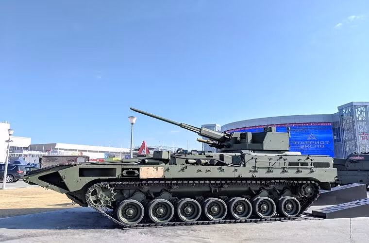 Và để nâng tầm hỏa lực nhằm tương xứng hơn với cỗ máy chiến tranh mới của Quân đội Nga, Tập đoàn Uralvagonzavod đã quyết định trang bị cho xe chiến đấu bộ binh (IFV) T-15 Armata một khẩu pháo hoàn toàn mới với cỡ nòng gần như gấp đôi biến thể cũ lên đến 57mm. Biến thể đầu tiên của T-15 Armata trang bị pháo 57mm cũng vừa được Uralvagonzavod mang đến Diễn đàn quân sự quốc tế Army 2018 sẽ chính thức khai mạc vào ngày mai 21/8. Nguồn ảnh: novygorod.info