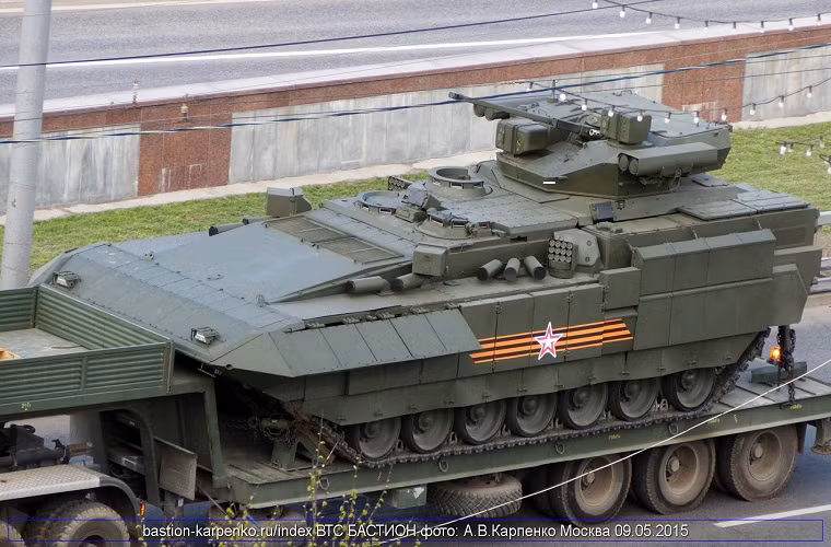 Ngoài khả năng chống các phương tiện bọc thép hay bộ binh đối phương, biến thể T-15 Armata mới còn có thể tham gia nhiệm vụ phòng không với pháo 57mm tầm bắn của khẩu pháo này có thể đạt tới 12.000 mét với các mục tiêu bay trên 5.000 mét. Các thông số kỹ thuật trên là điều mà không mẫu pháo tự động nào của NATO hiện tại có thể làm được. Nguồn ảnh: Bastion-Karpenko.