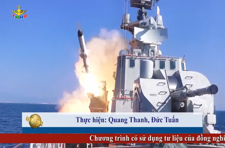 Và trong cuộc diễn tập bắn đạn thật vào đầu năm 2017 của Quân chủng Hải quân, các tàu tên lửa Molniya cùng tên lửa Uran-E đã một lần nữa chứng minh năng lực tác chiến tuyệt vời của mình khi tiêu diệt các mục tiêu giả định ngay từ đợt tấn công đầu tiên. Nguồn ảnh: Truyền hình Hải quân.
