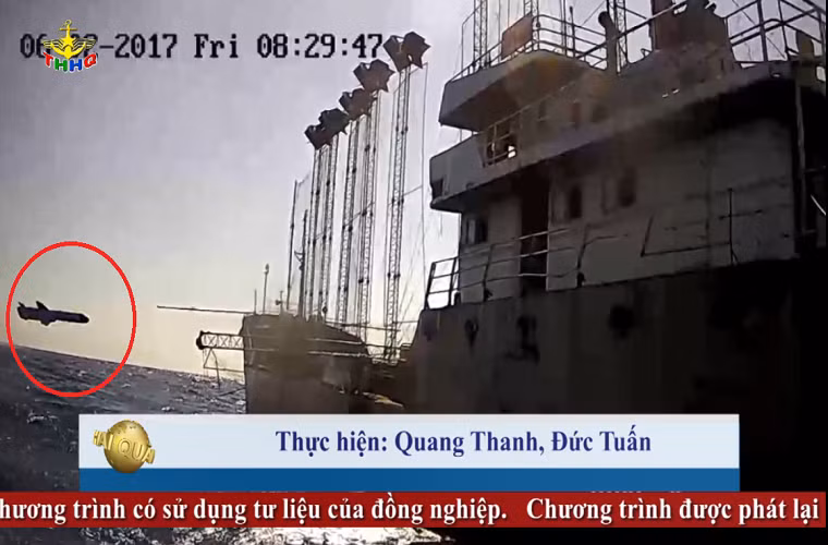 Dựa trên hình ảnh được Quân chủng Hải quân công bố, biên đội tàu Molniya đồng loạt khai hỏa tên lửa tấn công mục tiêu giả định. Với vận tốc bay xấp xỉ 900km/h, tên lửa chống hạm Uran-E của Hải quân Việt Nam nhanh chóng lao đến mục tiêu trong vài phút với độ chính xác gần như là tuyệt đối. Nguồn ảnh: Truyền hình Hải quân.