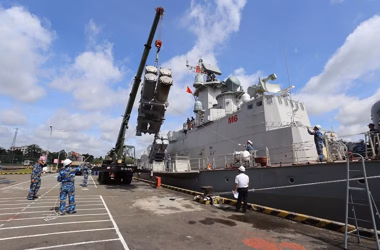 Tên lửa hành trình chống hạm Uran-E (biến thể xuất khẩu của Kh-35 do Nga chế tạo) có tầm bắn hiệu quả vào khoảng 135km với biến thể xuất khẩu có thể cải tiến lên 300km nhưng vẫn có thể mang được đầu đạn nặng 145kg. Tên lửa nổi bật với ưu điểm nhỏ gọn khiến tiết diện phản xạ radar thấp, có khả năng bay ở độ cao cực thấp khiến rất khó đánh chặn. Nguồn ảnh: redstar.gr.