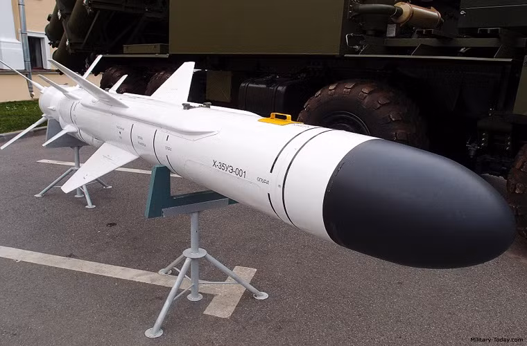 Trong hành trình bay, Kh-35 được dẫn đường bằng hệ định vị quán tính ở pha giữa và dùng radar chủ động ARGS-35E (ảnh) kích hoạt khi cách mục tiêu 20km ở pha cuối. Ngoài ra, tên lửa còn có radar đo độ cao Detal RVE hoạt động ở độ cao 1m tới 5.000m đảm bảo khả năng bay thấp. Nguồn ảnh: redstar.gr.