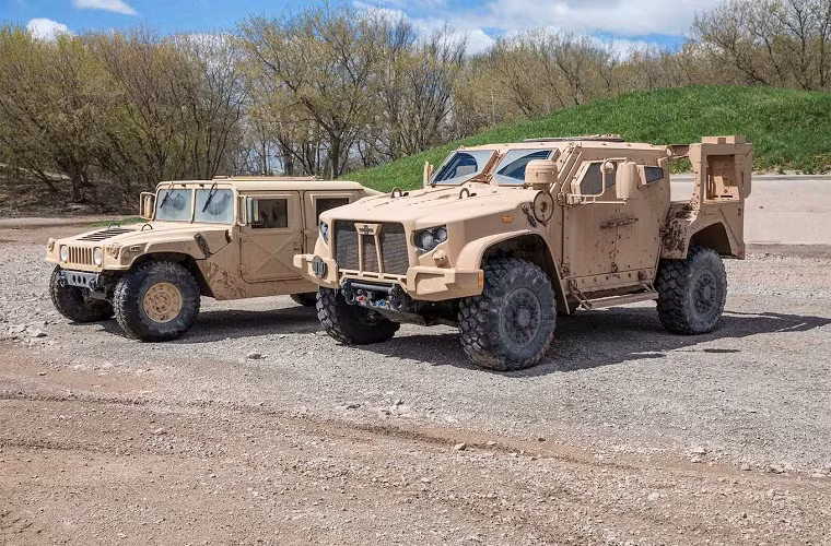 Kể từ năm 2019, hàng ngàn chiếc Oshkosh L-ATV sẽ bắt đầu thay thế dần cho 55.000 xe thiết giáp Humvees có trong biên chế Quân đội Mỹ hiện tại. Trước đó từ năm 2015, các nguyên mẫu của chương trình JLTV đã bắt đầu được thử nghiệm trong Quân đội Mỹ ở nhiều cấp độ khác nhau. Nguồn ảnh: Truck Trend.