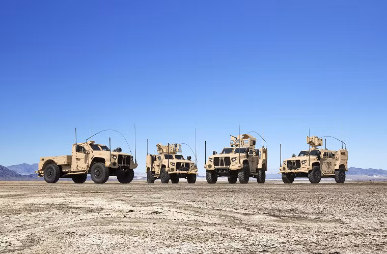 Việc Quân đội Mỹ lựa chọn Oshkosh L-ATV cho chương trình JLTV nằm ở hai yếu tố: Một là nó có mức giá rẻ hơn so với các mẫu JLTV khác (khoảng 250.000) và hai là khả năng bảo vệ của nó đối với binh sĩ bên trong xe đáp ứng được các yêu cầu do Lầu Năm Góc đưa ra. Tuy nhiên, khả năng phòng vệ của Oshkosh L-ATV vẫn có phần thua kém các mẫu xe bọc thép kháng mìn MRAP hạng nặng. Nguồn ảnh: Truck Trend.