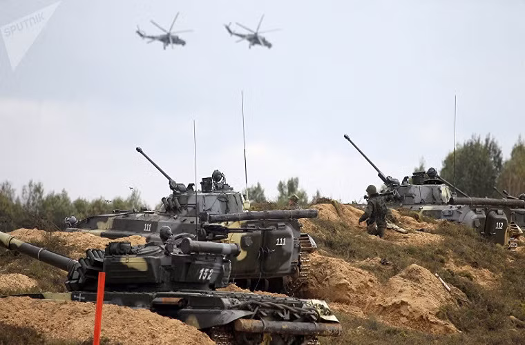 Với Vostok-2018, Moscow muốn cho Washington và Bruxelles thấy rằng nước Nga hoàn toàn có thể đáp trả tương xứng mọi hành động thù địch từ bên ngoài, và bản thân Moscow vẫn còn một đồng minh quan trọng mà NATO không có đó là Bắc Kinh. Các chính sách thù địch từ Mỹ hiện tại đối với cả Trung Quốc và Nga đang khiến liên minh này trở nên gắn kết hơn bao giờ hết. Nguồn ảnh: Sputnik.