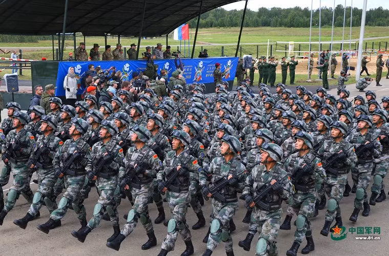 Tham gia Vostok-2018, diễn ra từ ngày 11-15.9, còn có một số đơn vị đến từ Trung Quốc và Mông Cổ. Bắc Kinh xác nhận sẽ gửi đến 3.200 lính, hơn 900 khí tài quân sự cùng 30 máy bay chiến đấu, trực thăng. Nguồn ảnh: China Military.
