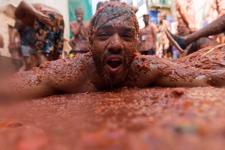 Một người đàn ông hào hứng với đại chiến cà chua Tomatina đấy sôi động ở Tây Ban Nha.
