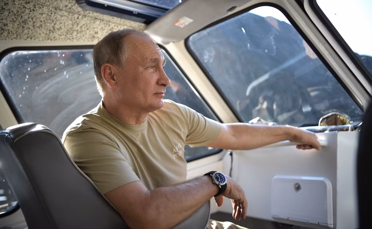 Những bức ảnh chụp các hoạt động ngoài trời của ông Putin trong kỳ nghỉ trước đây, gồm hình ảnh câu cá và tắm nắng, cho thấy sức khỏe cường tráng của ông dù cho nhà lãnh đạo này đương đầu với nhiều vấn đề quốc gia và quốc tế. Ảnh: Điện Kremlin.