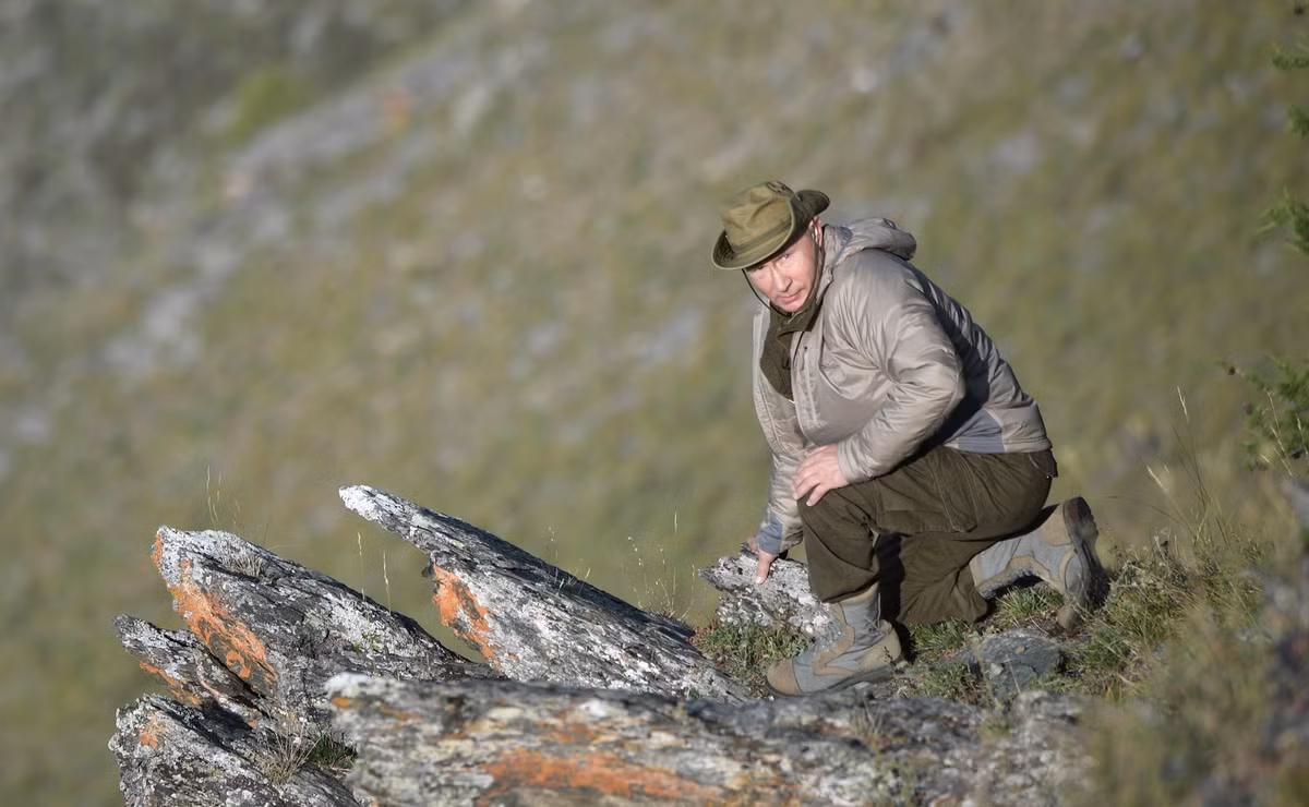 Phát ngôn viên Điện Kremlin Dmitry Peskov cho biết: "Trên đường đến thành phố Kemerovo, Tổng thống Putin đã quyết định bay sớm hơn và dành ra hai ngày cuối tuần ở Tuva trên sông Yenisei. Tổng thống Nga đi bộ trên núi chiêm ngưỡng cảnh đẹp". Ảnh: Điện Kremlin.