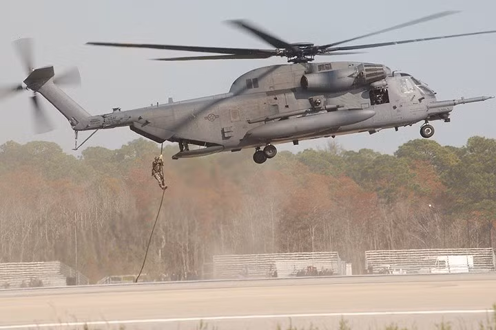 Màn tụt dây từ trực thăng MH-53 xuống.