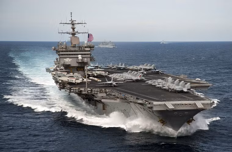 Tàu sân bay hạt nhân USS Enterprise được coi là chiếc tàu sân bay biểu tượng của nước Mỹ, nó đã góp mặt trong rất nhiều sự kiện lịch sử của thế giới từ khủng hoảng tên lửa ở Cuba vào năm 1962 cho tới vụ khủng bố 11 tháng 9. Đây cũng là tàu sân bay hạt nhân đầu tiên trên thế giới, mở ra kỷ nguyên thống trị đại dương của Mỹ với các biên đội tàu sân bay trong suốt nhiều thập kỷ cho tới tận ngày nay. Nguồn ảnh: Pinterest.