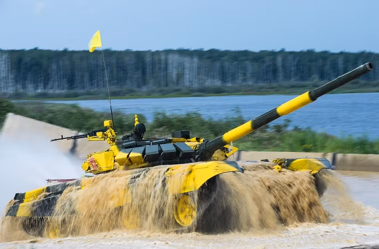 Xe tăng T-72B3 của Việt Nam hùng dũng lao lên dốc chướng ngại nước trong ngày thi đầu tiên, tốc độ trung bình của xe tăng chúng ta trong ngày thi này là 55km/h. Nguồn ảnh: tvzvezda.ru.