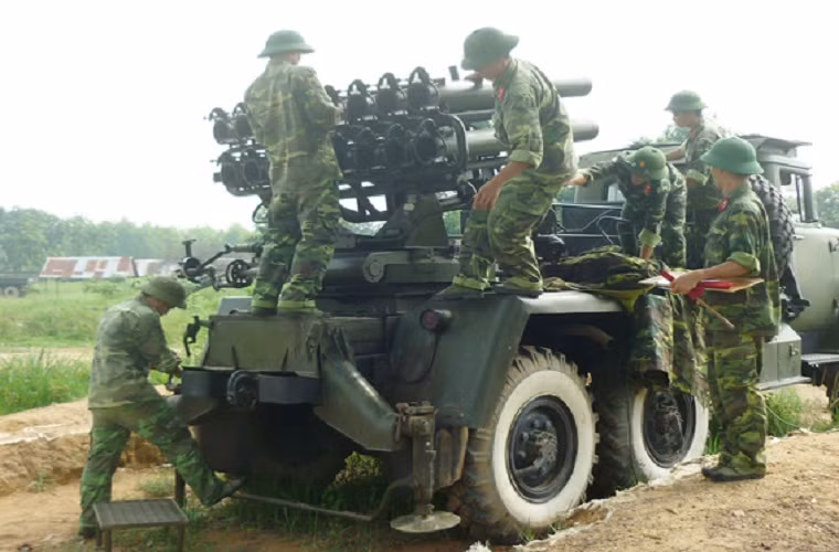 Sau gần 50 năm phục vụ, ở thời điểm hiện tại BM-14 vẫn được biên rộng rãi trong các đơn vị pháo binh của quân đội ta song song với BM-21 “Grad”, còn BM-13 “Katyusha” đã được chuyển sang niêm cất dài hạn. Nguồn ảnh: Báo Đồng Nai.