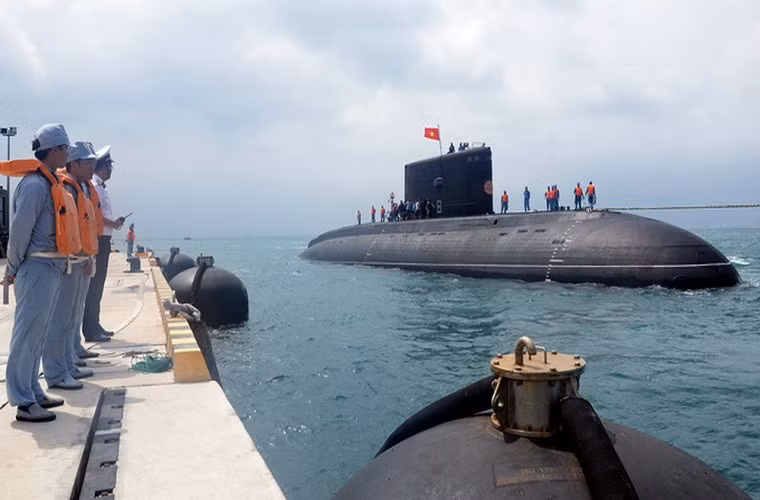 Theo chuyên trang hải quân Naval Analyses, Việt Nam là một trong top 10 các quốc gia sở hữu lực lượng tàu ngầm mạnh nhất châu Á và đứng vị trí top 1 ở khu vực Đông Nam Á. Điều này cho thấy một phần nào đó sức mạnh của tàu ngầm Kilo trong các bảng xếp hạng quốc tế. Nguồn ảnh: Báo Tuổi Trẻ.