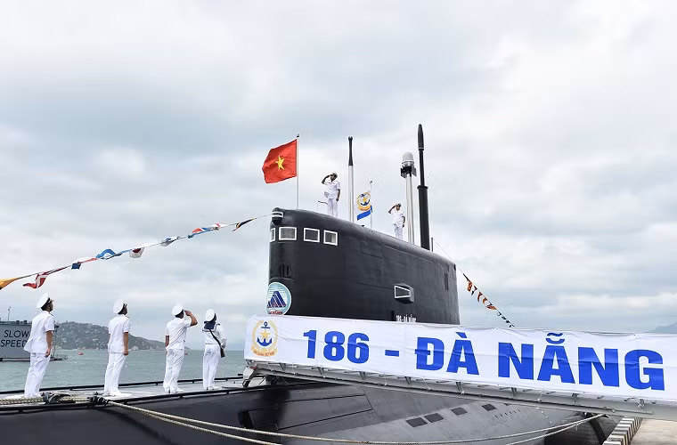 Năm 2016, Đô đốc James Foggo - Chỉ huy các Lực lượng Hải quân Mỹ tại châu Âu và châu Phi đã liên tiếp mô tả căng thẳng Nga và Mỹ là " trận đánh thứ tư ở Đại Tây Dương" sau các cuộc hải chiến trên mặt nước và cuộc chiến tàu ngầm trong Chiến tranh Thế giới lần thứ I, Chiến tranh Thế giới lần thứ II và cuộc tranh giành quyền lực thời Chiến tranh Lạnh. Nguồn ảnh: Dân trí.